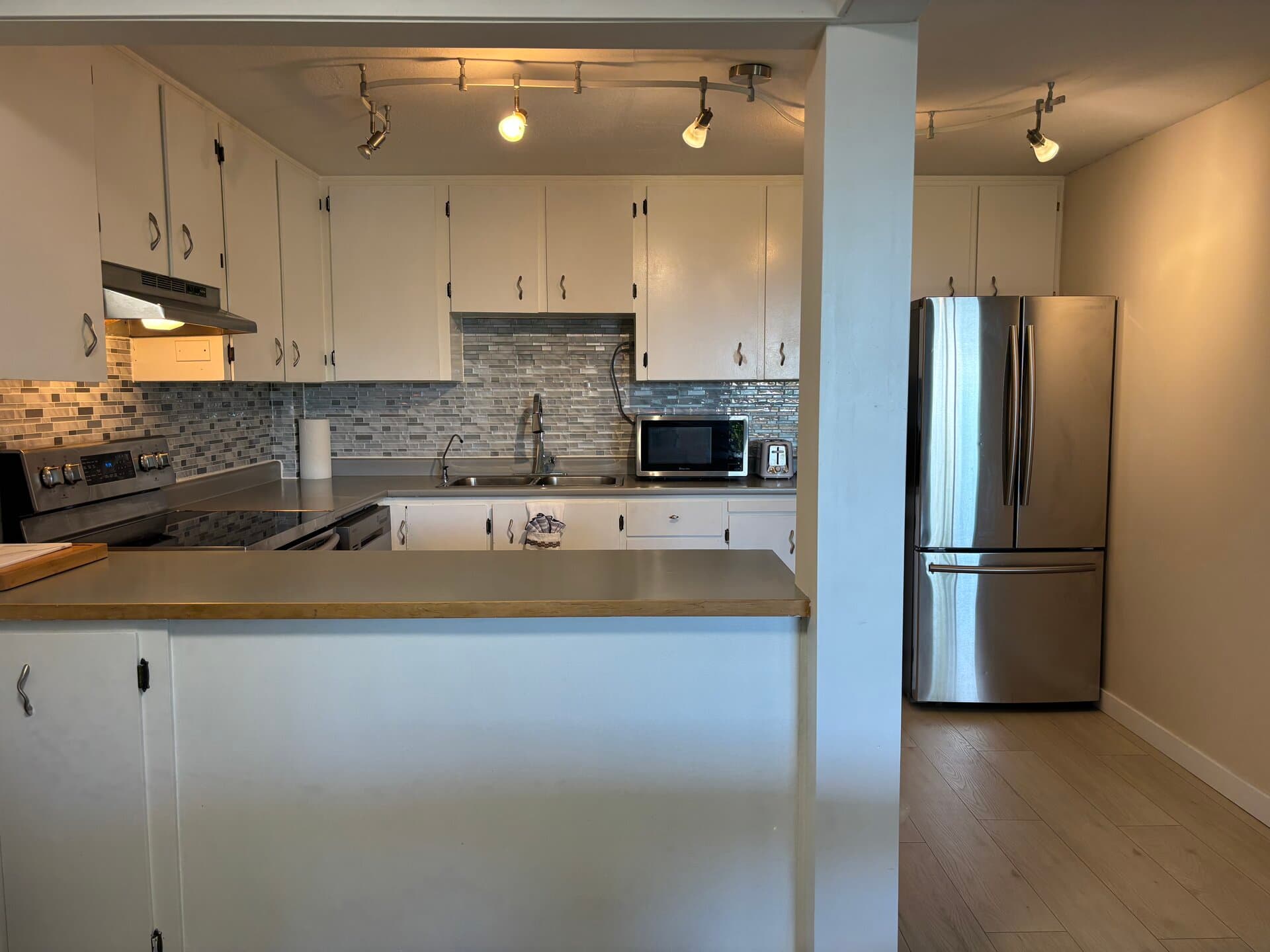 Full kitchen with breakfast bar and stainless appliances