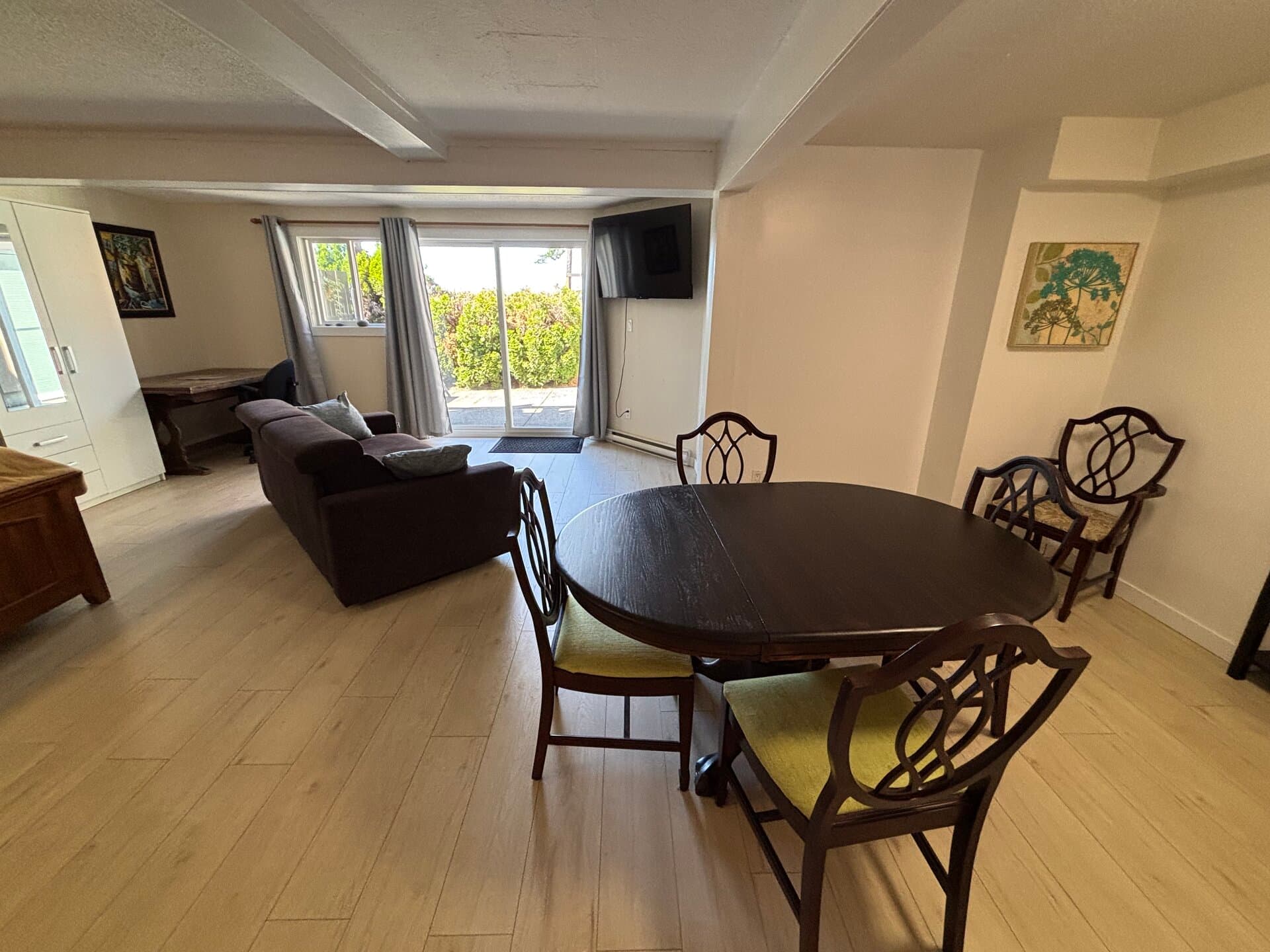 Dining table and sofa with direct access to the private patio