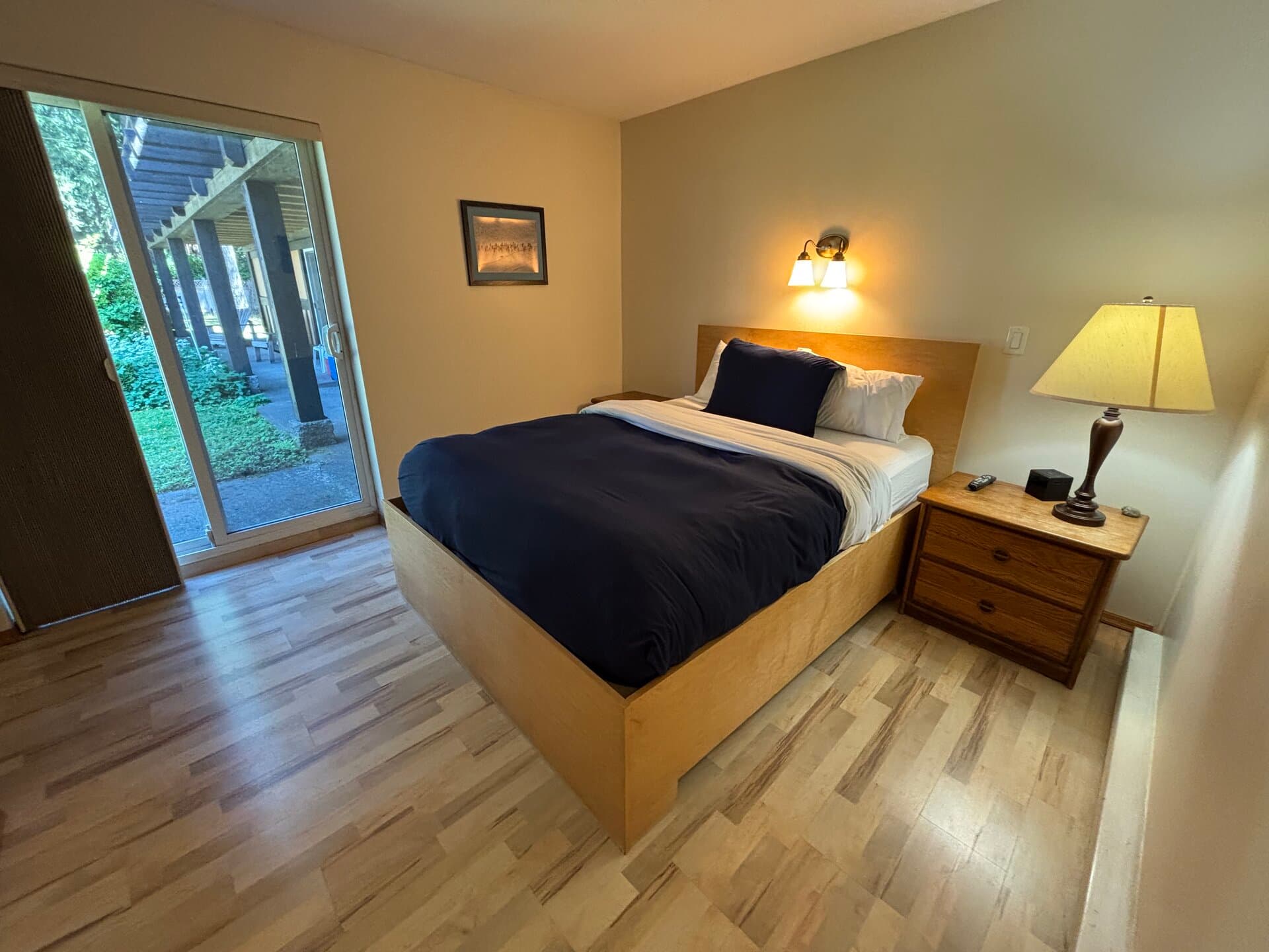 Queen bed with sliding door to ground-level patio